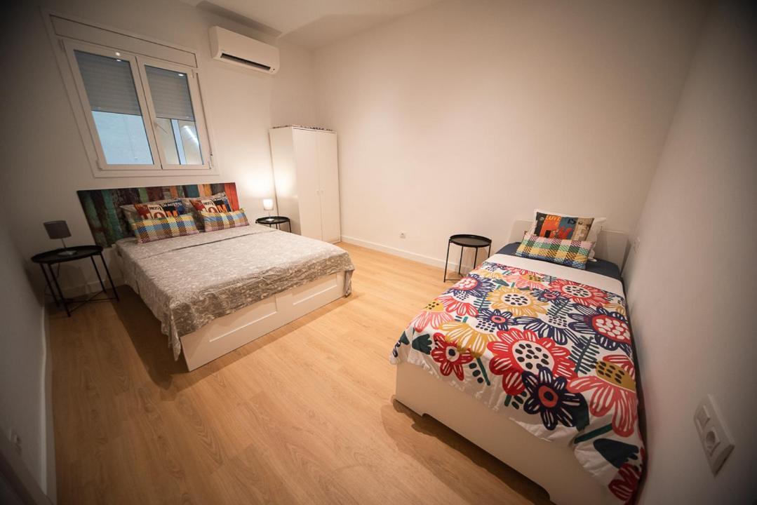 By Universitat Private Rooms Barcelona Exteriör bild