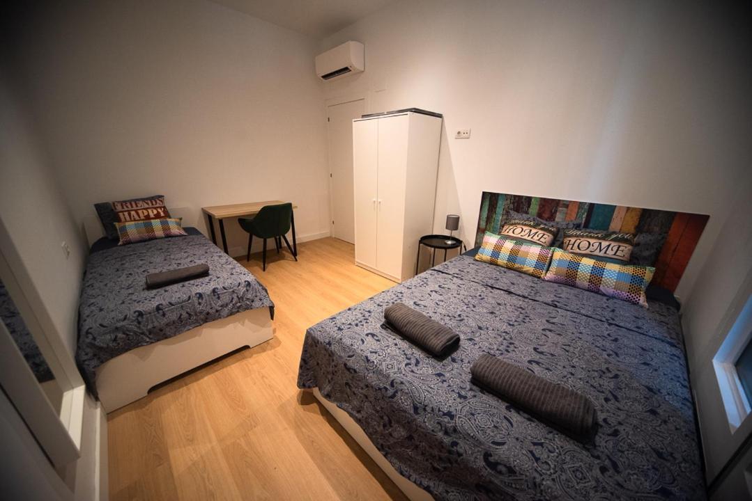 By Universitat Private Rooms Barcelona Exteriör bild