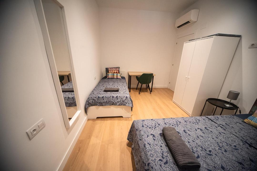 By Universitat Private Rooms Barcelona Exteriör bild