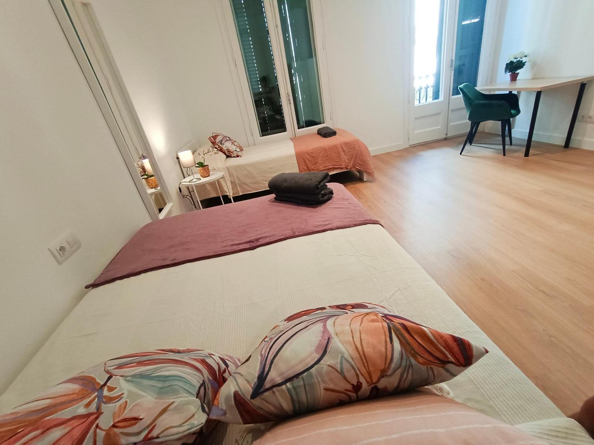 By Universitat Private Rooms Barcelona Exteriör bild