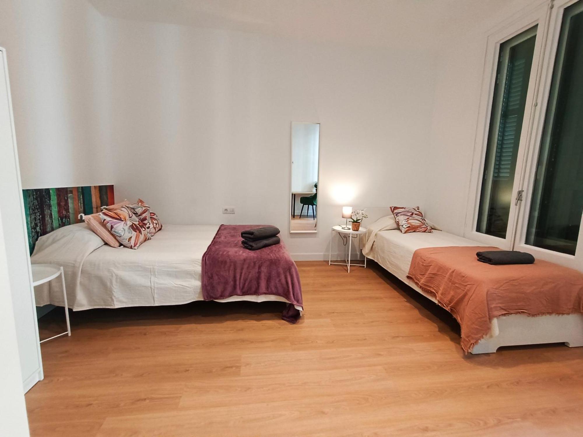 By Universitat Private Rooms Barcelona Exteriör bild