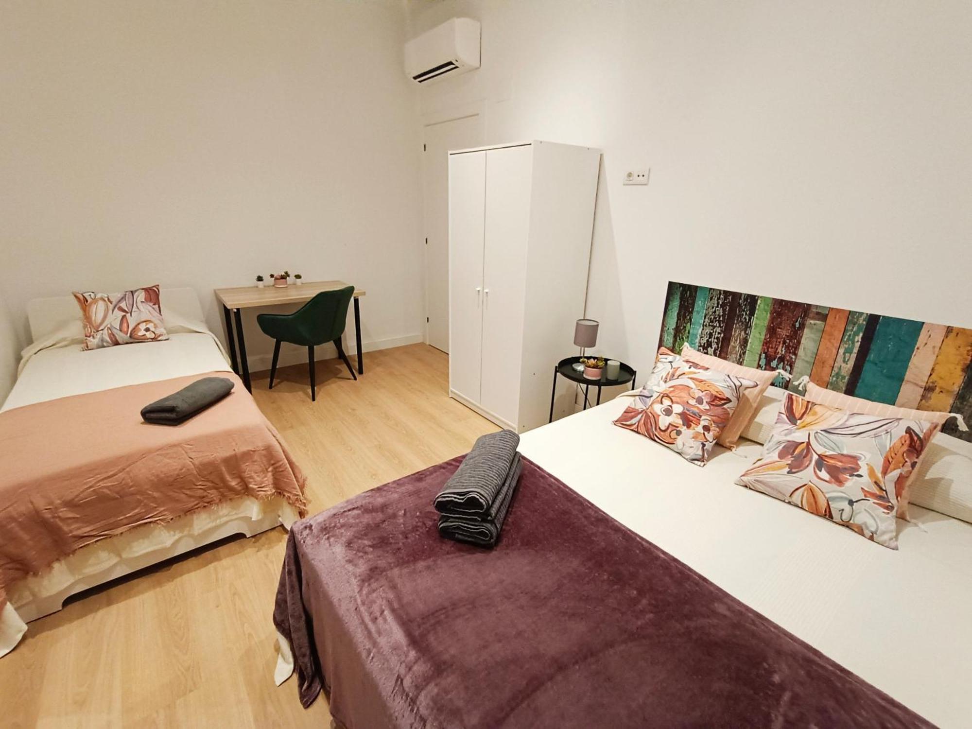 By Universitat Private Rooms Barcelona Exteriör bild