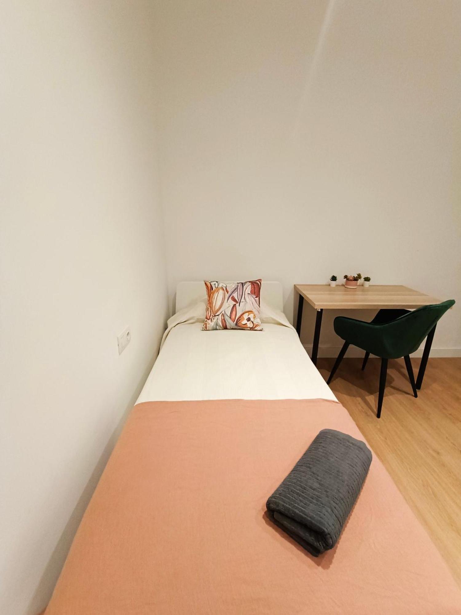 By Universitat Private Rooms Barcelona Exteriör bild